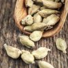 Kardamom ist ein aromatisches Gewürz mit vielen gesundheitlichen Vorteilen und kann beim Abnehmen unterstützen. Hier sind einige Möglichkeiten, wie Kardamom den Gewichtsverlust fördern kann: Beschleunigt den Stoffwechsel,  entgiftet den Körper,  heißhunger auf Süßes Zügeln,  verbessert die Verdauung. Diese Vorteile machen Kardamom zu einer nützlichen und gesunden Zutat für Menschen, die abnehmen möchten.